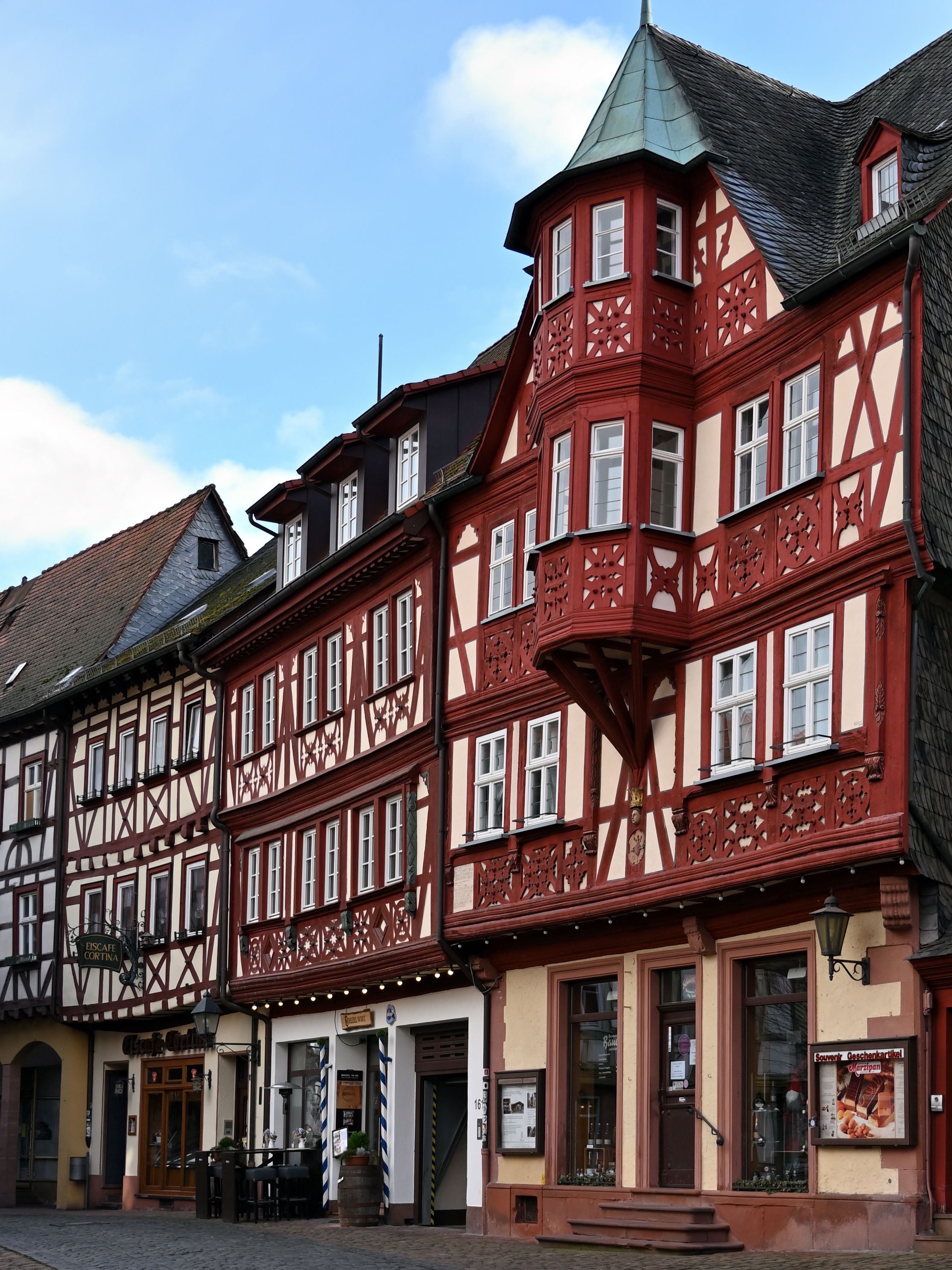 Professionell gestrichene und gepflegte Hausfassade